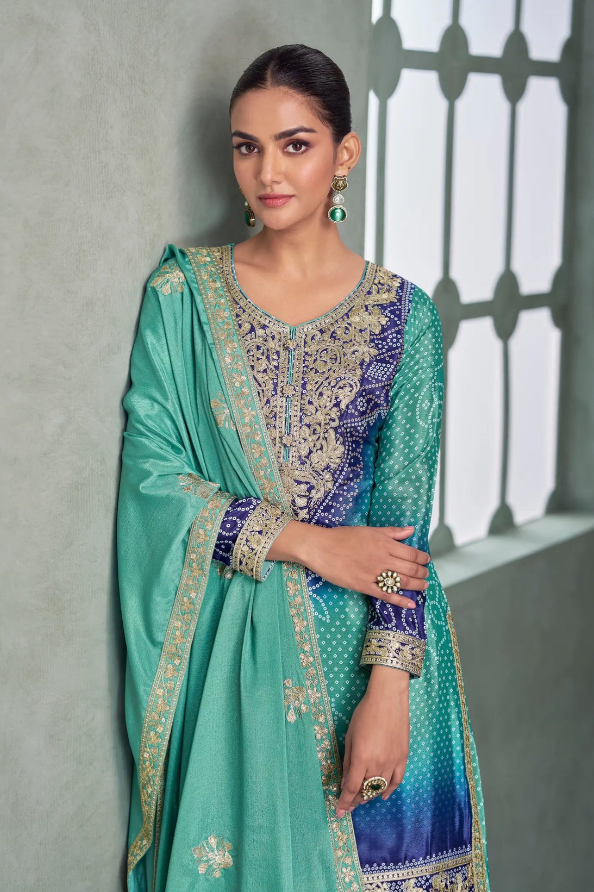Salwar Palazzo en soie chinon avec broderies et motifs bleu turquoise et foncé bicolore COLLECTION AMREEN