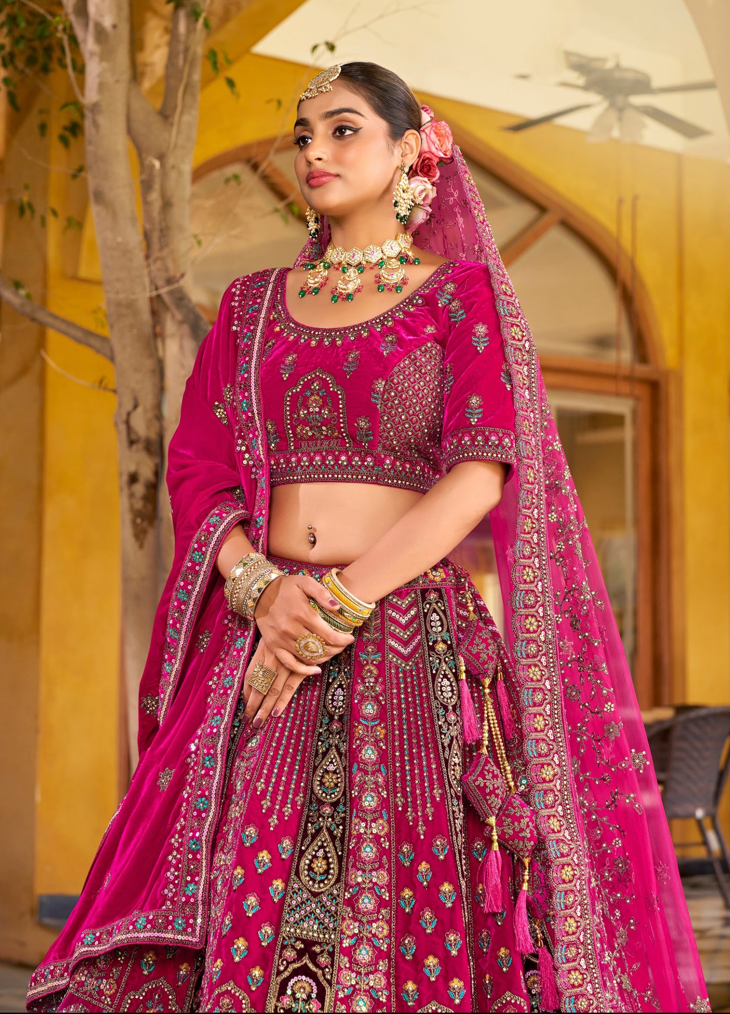 Lehenga de mariée rose fuchsia foncé avec détails multicolores traditionnel en velours premium inspiration de créateur COLLECTION SAHIBA