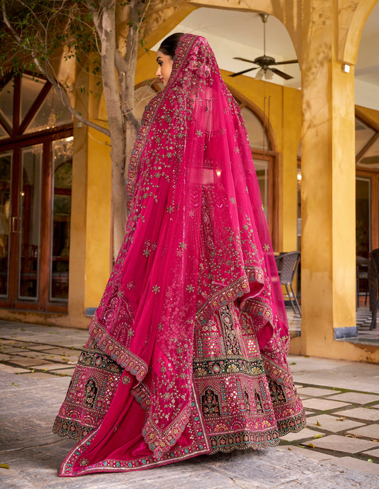 Lehenga de mariée rose fuchsia foncé avec détails multicolores traditionnel en velours premium inspiration de créateur COLLECTION SAHIBA