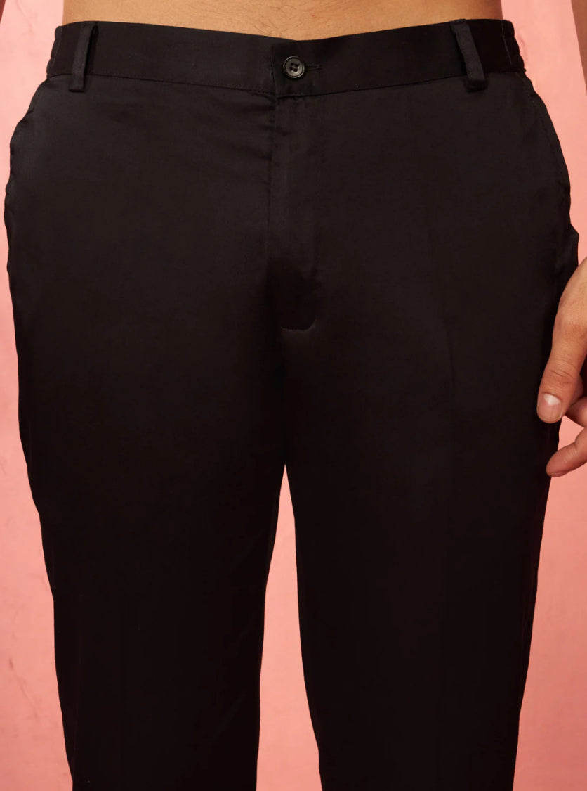 Ensemble Homme Kurta violet foncé romantique en velours à motifs brodés avec pantalon noir moderne