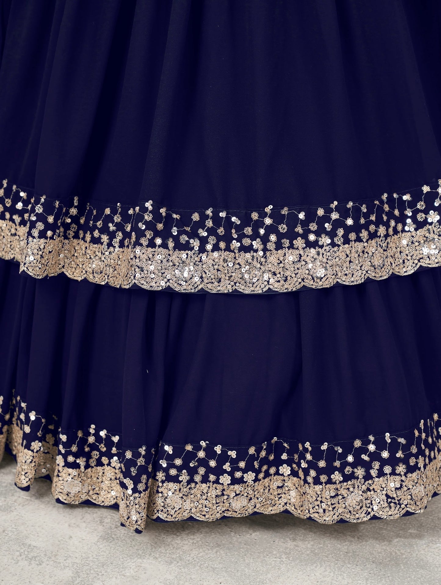 Lehenga bleu marine brillant de fête en georgette et broderies travaillées COLLECTION ANJALI