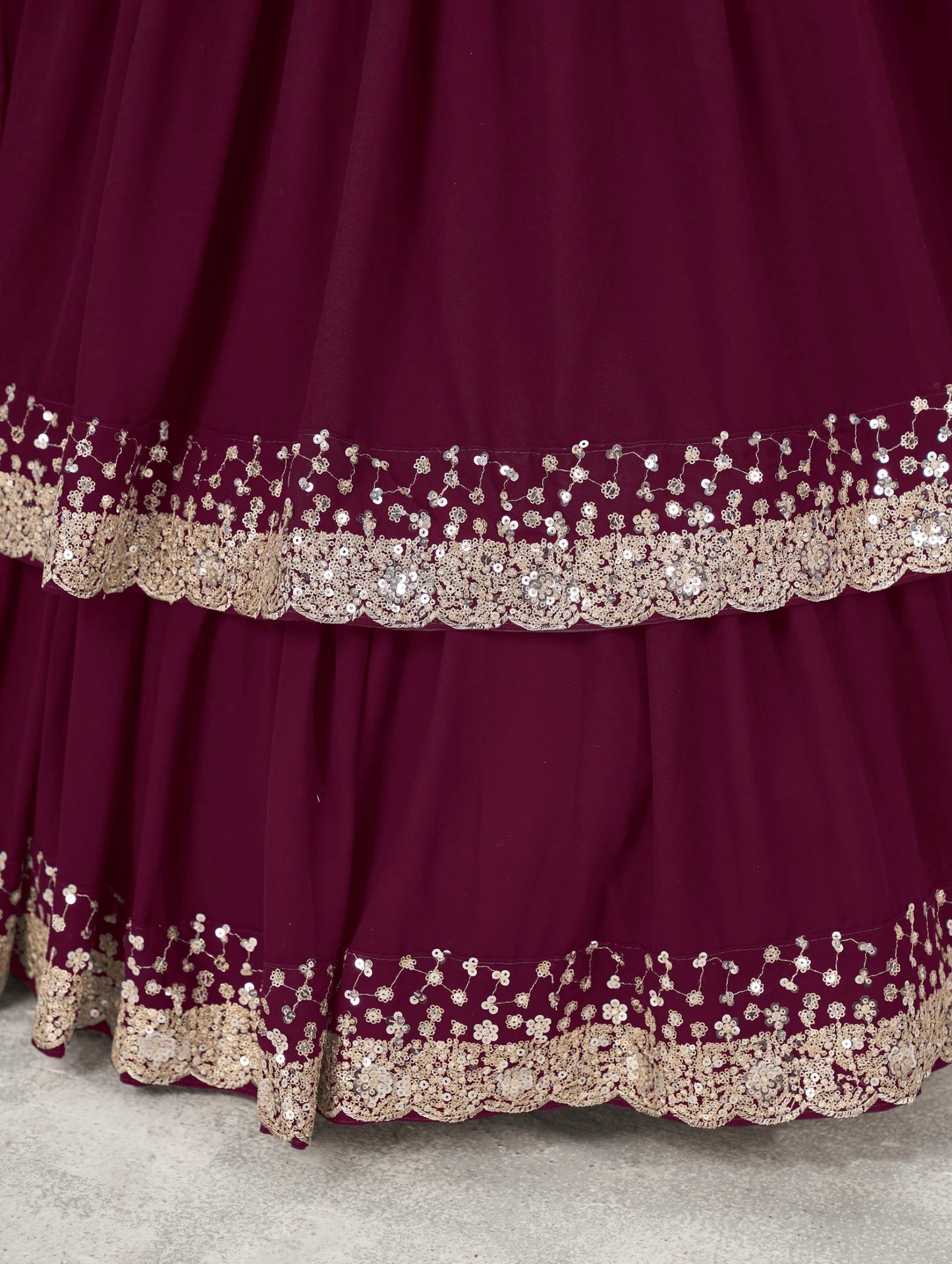 Lehenga violet raisin foncé de fête en georgette et broderies travaillées COLLECTION ANJALI