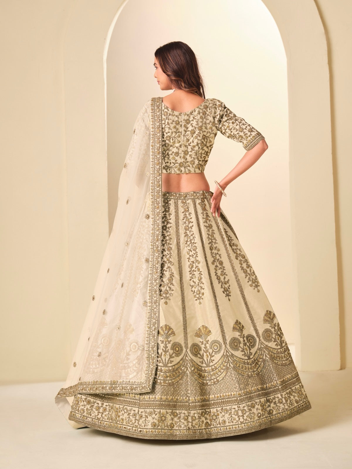 Lehenga beige crème en soie artificielle avec broderies scintillantes COLLECTION MELINA