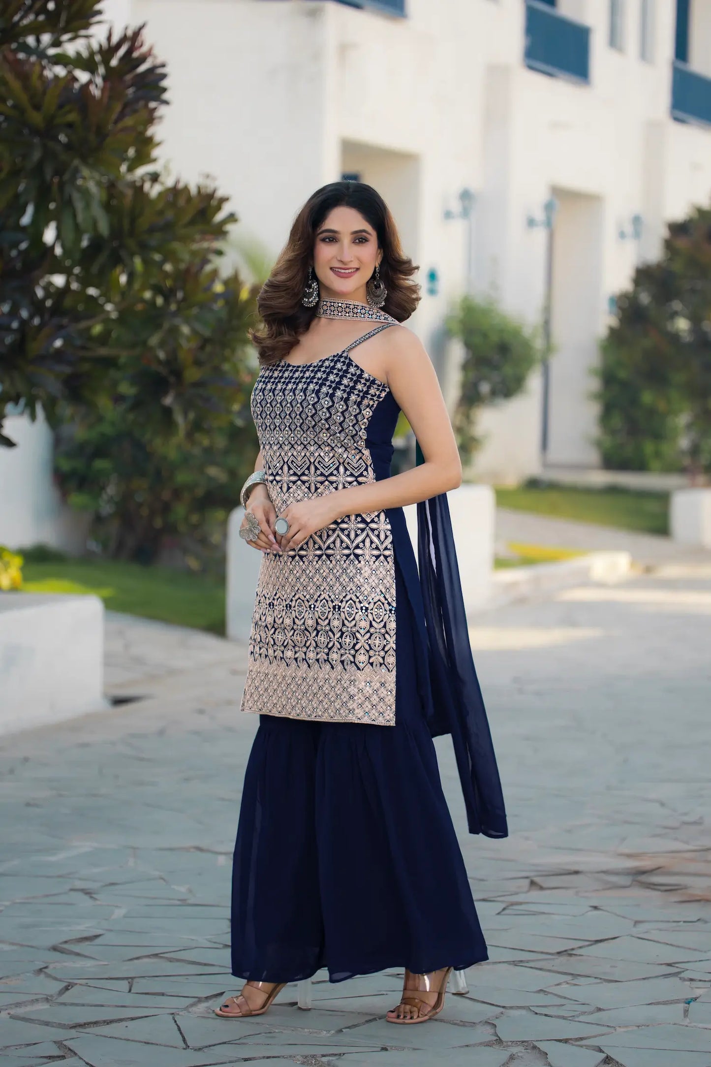 Salwar kameez bleu marine en georgette avec broderie à sequins