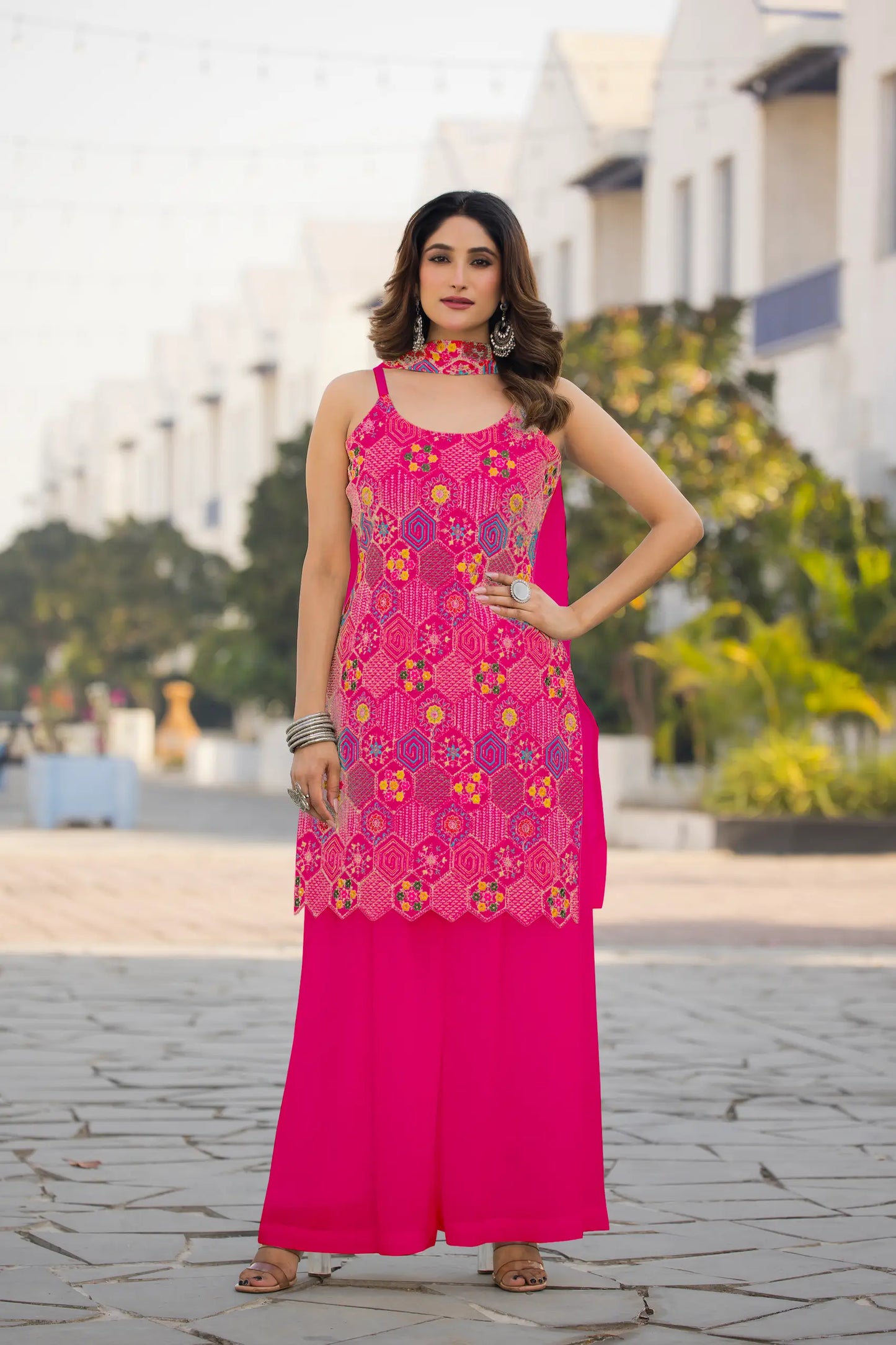 Ensemble Salwar Rose Fuchsia en Chinon avec Broderie à Sequins