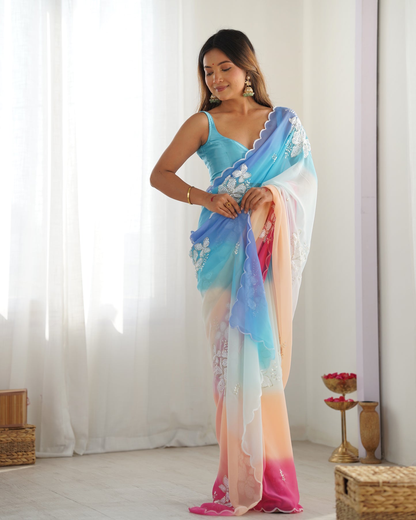 Grüner Glasseiden-Sari mit mehrfarbiger roter Blumenbluse und Digitaldruck, Pailletten- und Fadenstickerei