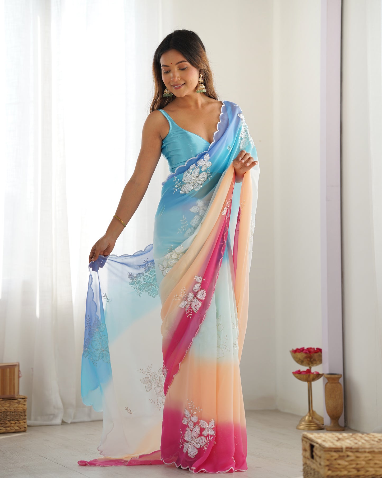 Grüner Glasseiden-Sari mit mehrfarbiger roter Blumenbluse und Digitaldruck, Pailletten- und Fadenstickerei