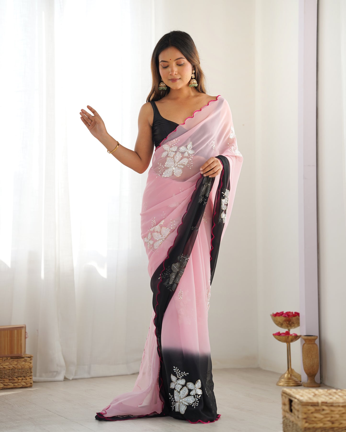 Grüner Glasseiden-Sari mit mehrfarbiger roter Blumenbluse und Digitaldruck, Pailletten- und Fadenstickerei