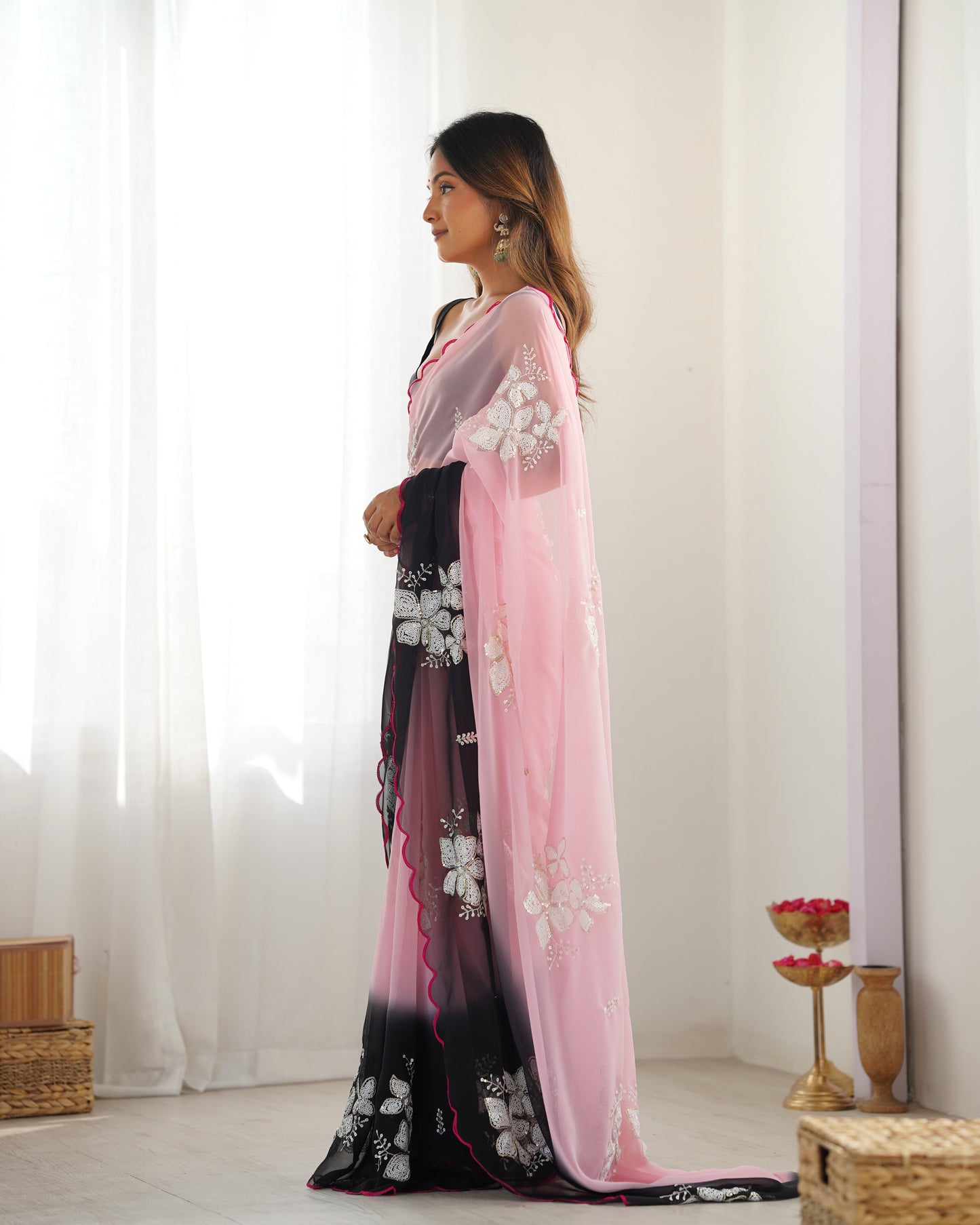 Grüner Glasseiden-Sari mit mehrfarbiger roter Blumenbluse und Digitaldruck, Pailletten- und Fadenstickerei