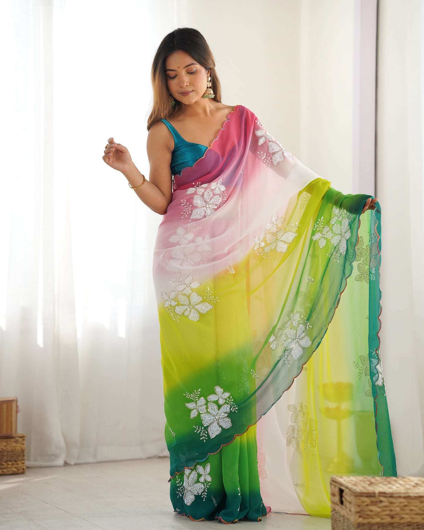 Grüner Glasseiden-Sari mit mehrfarbiger roter Blumenbluse und Digitaldruck, Pailletten- und Fadenstickerei