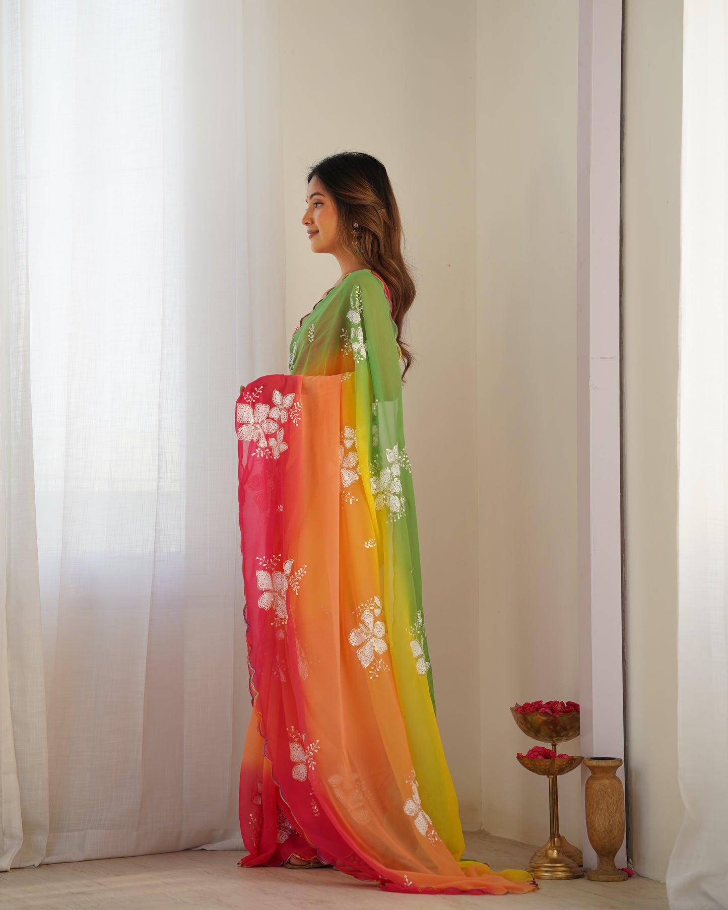 Grüner Glasseiden-Sari mit mehrfarbiger roter Blumenbluse und Digitaldruck, Pailletten- und Fadenstickerei