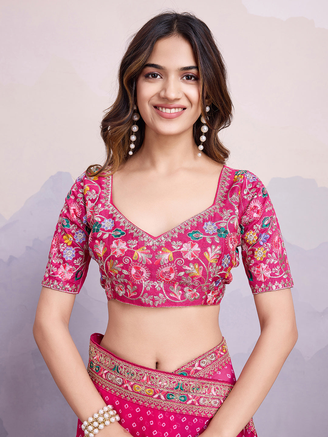 Grüner Glasseiden-Sari mit mehrfarbiger roter Blumenbluse und Digitaldruck, Pailletten- und Fadenstickerei