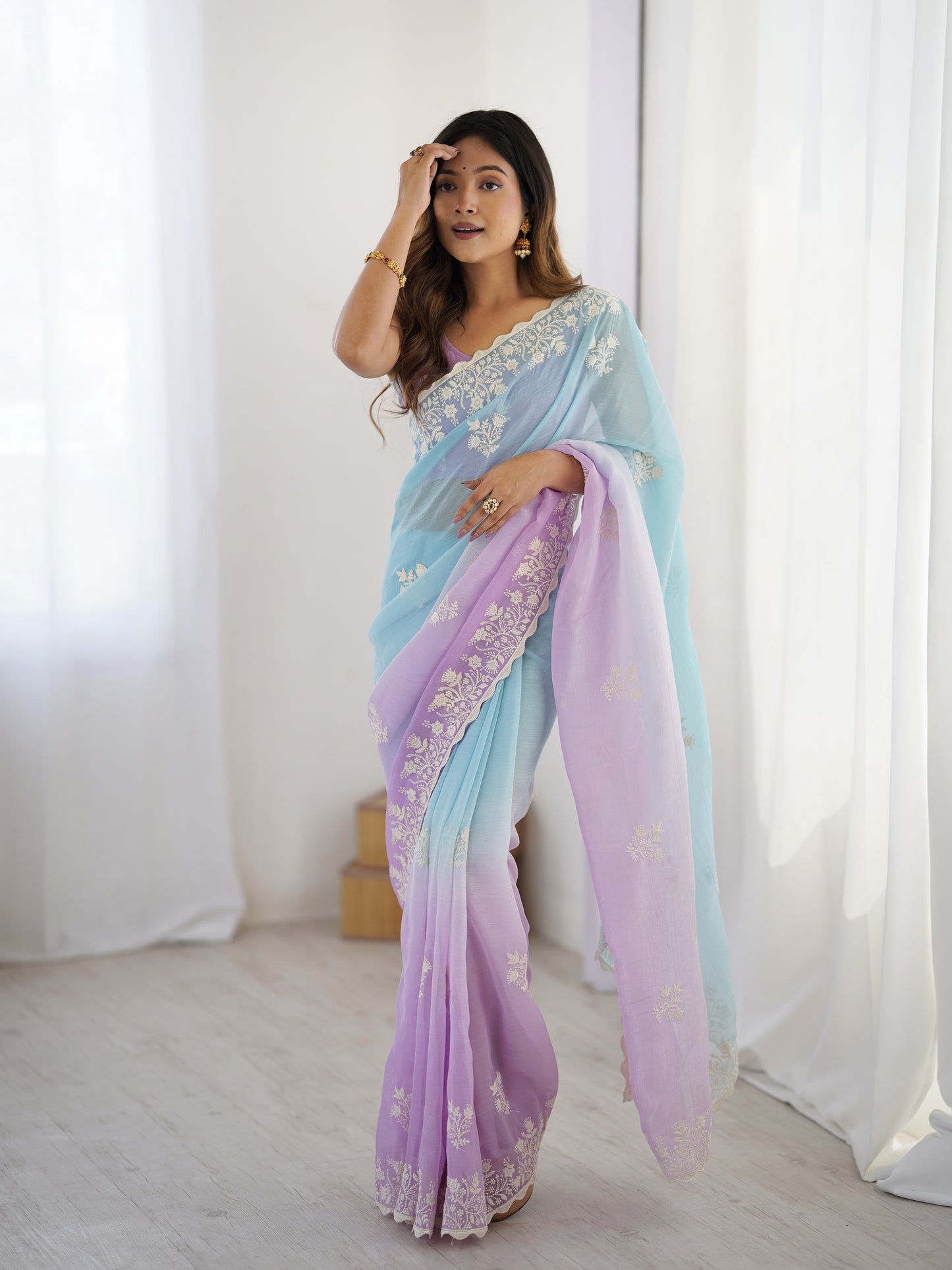 Grüner Glasseiden-Sari mit mehrfarbiger roter Blumenbluse und Digitaldruck, Pailletten- und Fadenstickerei