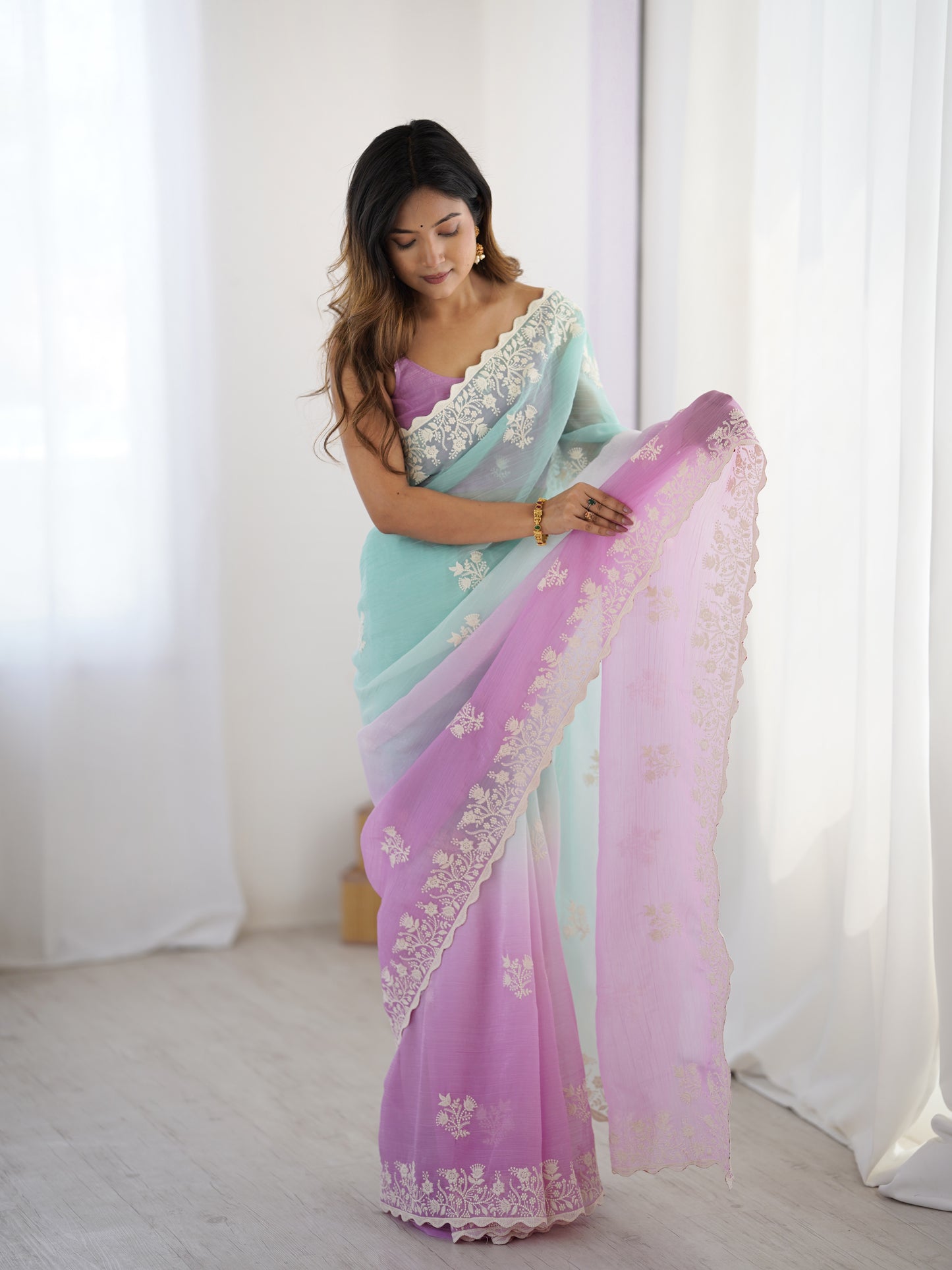 Grüner Glasseiden-Sari mit mehrfarbiger roter Blumenbluse und Digitaldruck, Pailletten- und Fadenstickerei