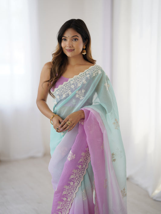 Sari en soie texturée rose et bleu turquoise contrasté avec broderies fines blanches