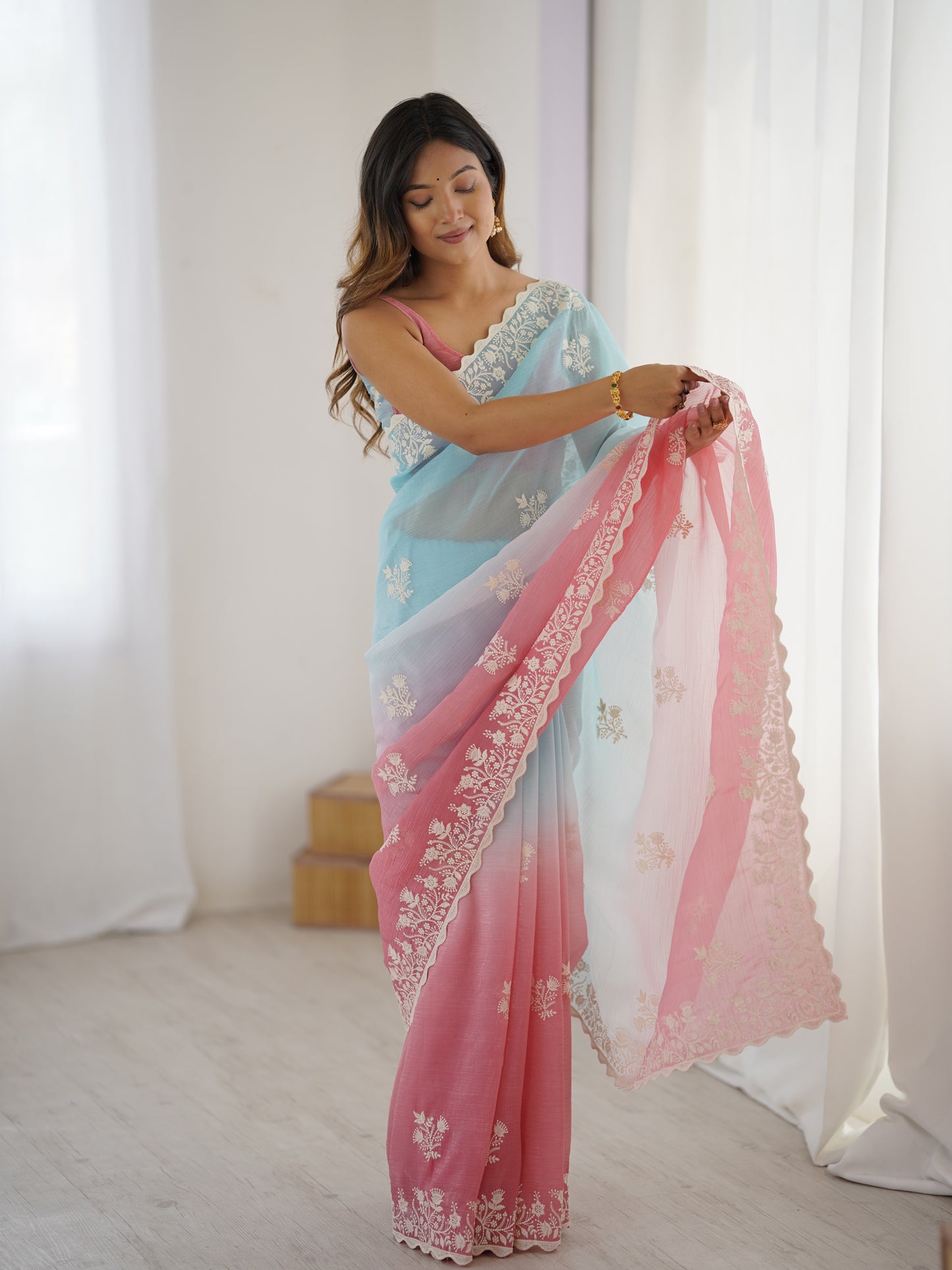 Grüner Glasseiden-Sari mit mehrfarbiger roter Blumenbluse und Digitaldruck, Pailletten- und Fadenstickerei