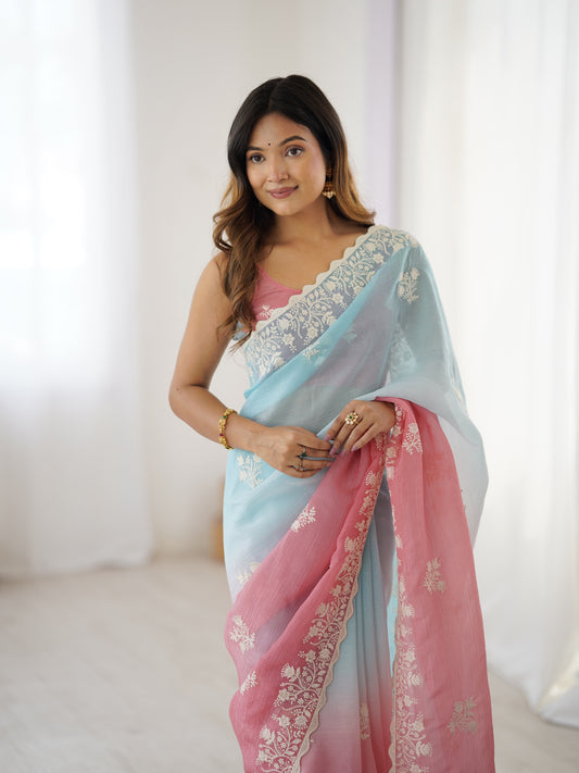 Sari en soie texturée rose saumon et bleu clair contrasté avec broderies fines blanches