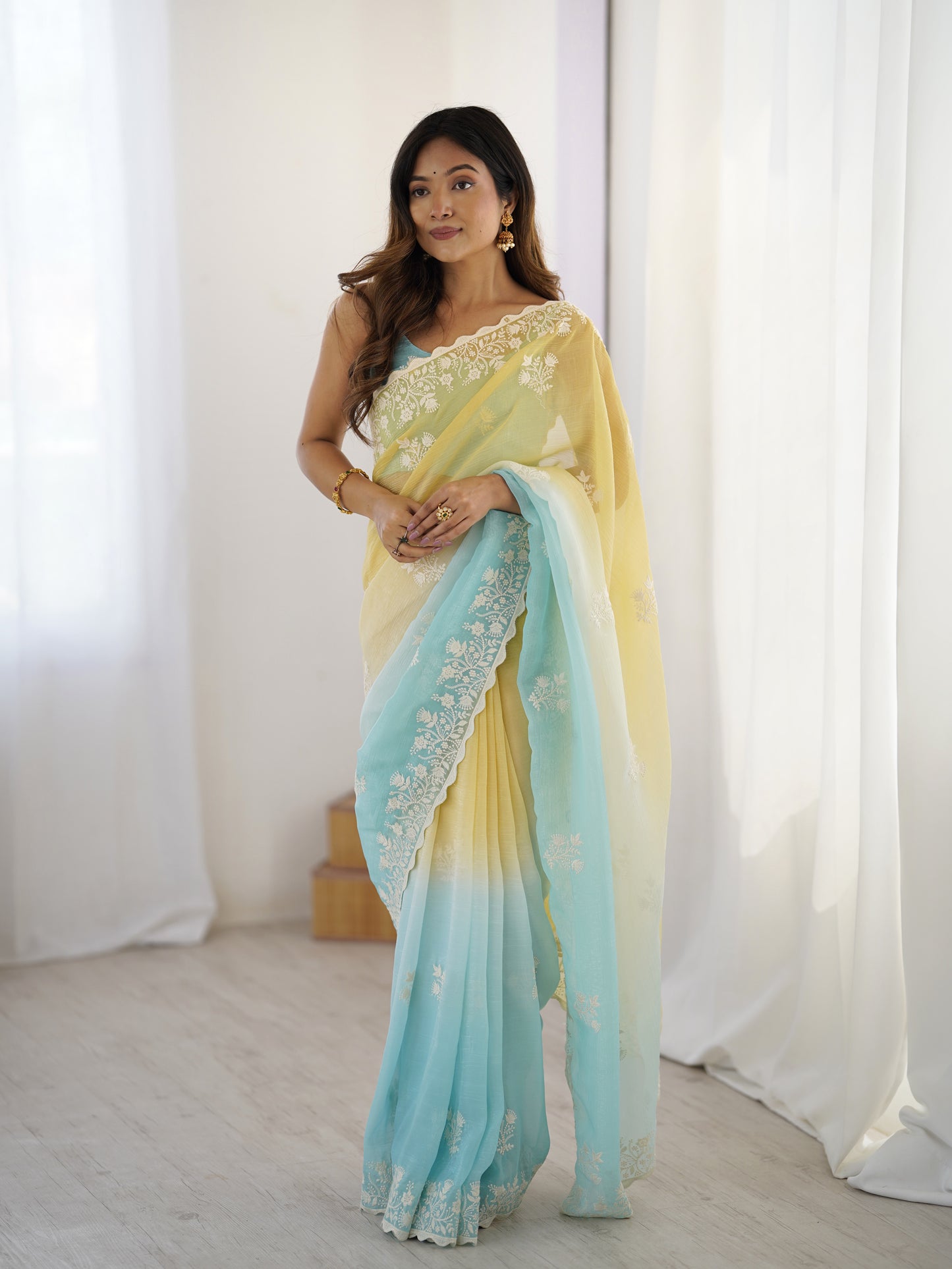 Grüner Glasseiden-Sari mit mehrfarbiger roter Blumenbluse und Digitaldruck, Pailletten- und Fadenstickerei