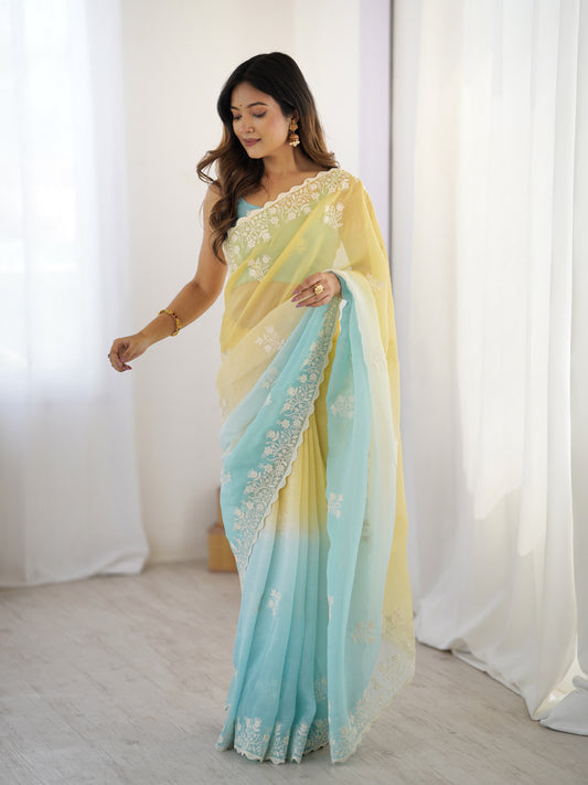 Sari en soie texturée jaune et bleu clair contrasté avec broderies fines blanches