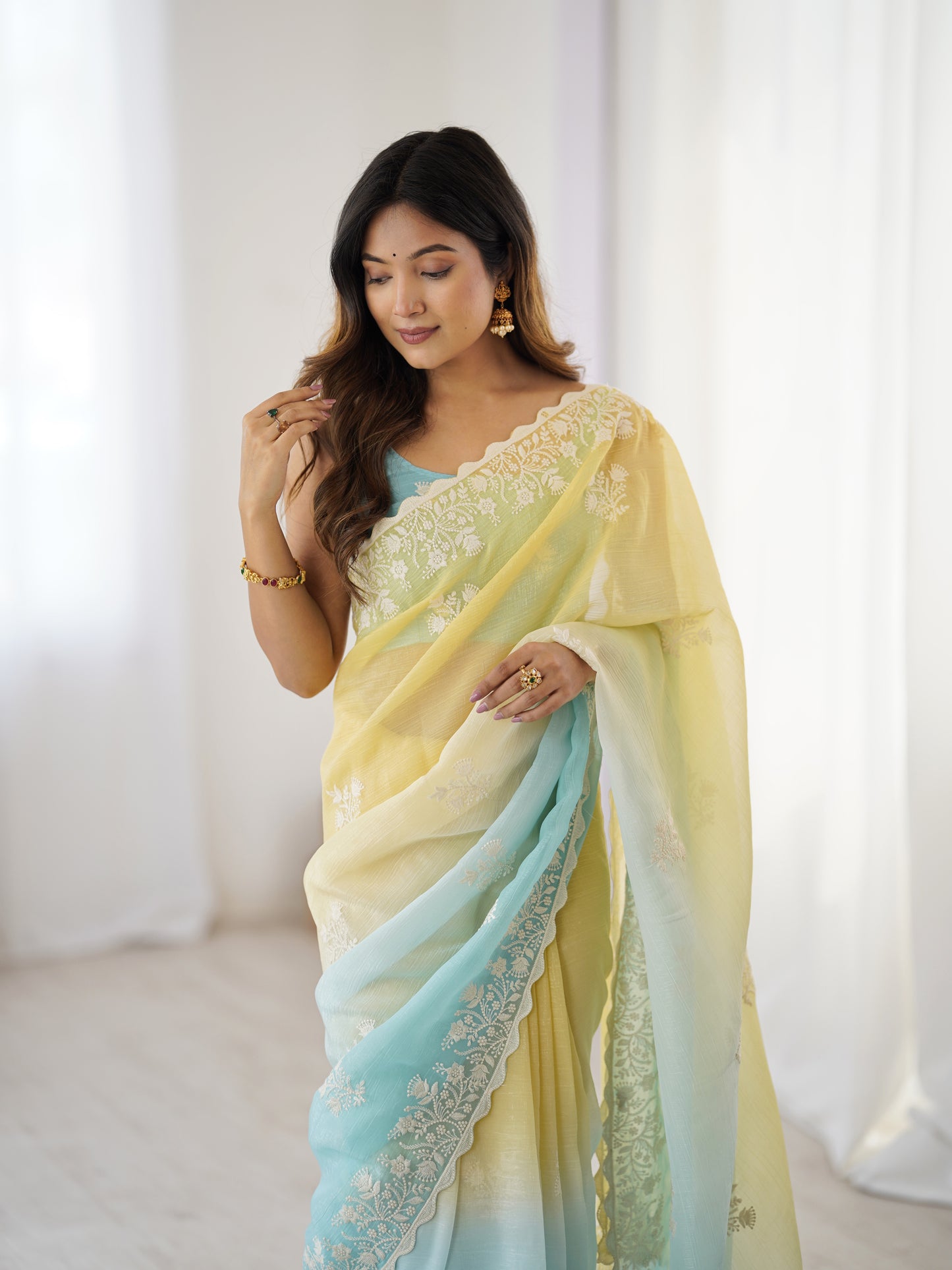 Grüner Glasseiden-Sari mit mehrfarbiger roter Blumenbluse und Digitaldruck, Pailletten- und Fadenstickerei
