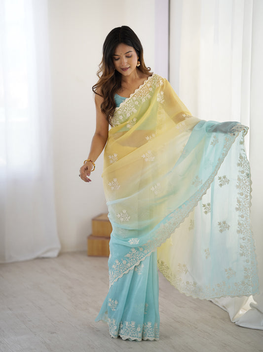 Sari en soie texturée jaune et bleu clair contrasté avec broderies fines blanches