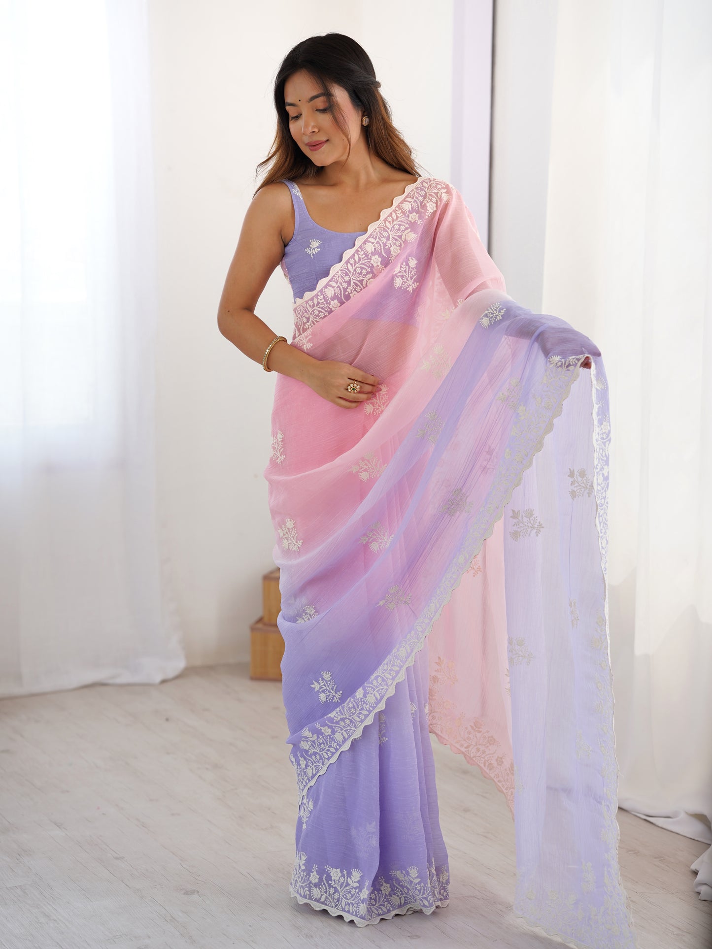 Grüner Glasseiden-Sari mit mehrfarbiger roter Blumenbluse und Digitaldruck, Pailletten- und Fadenstickerei
