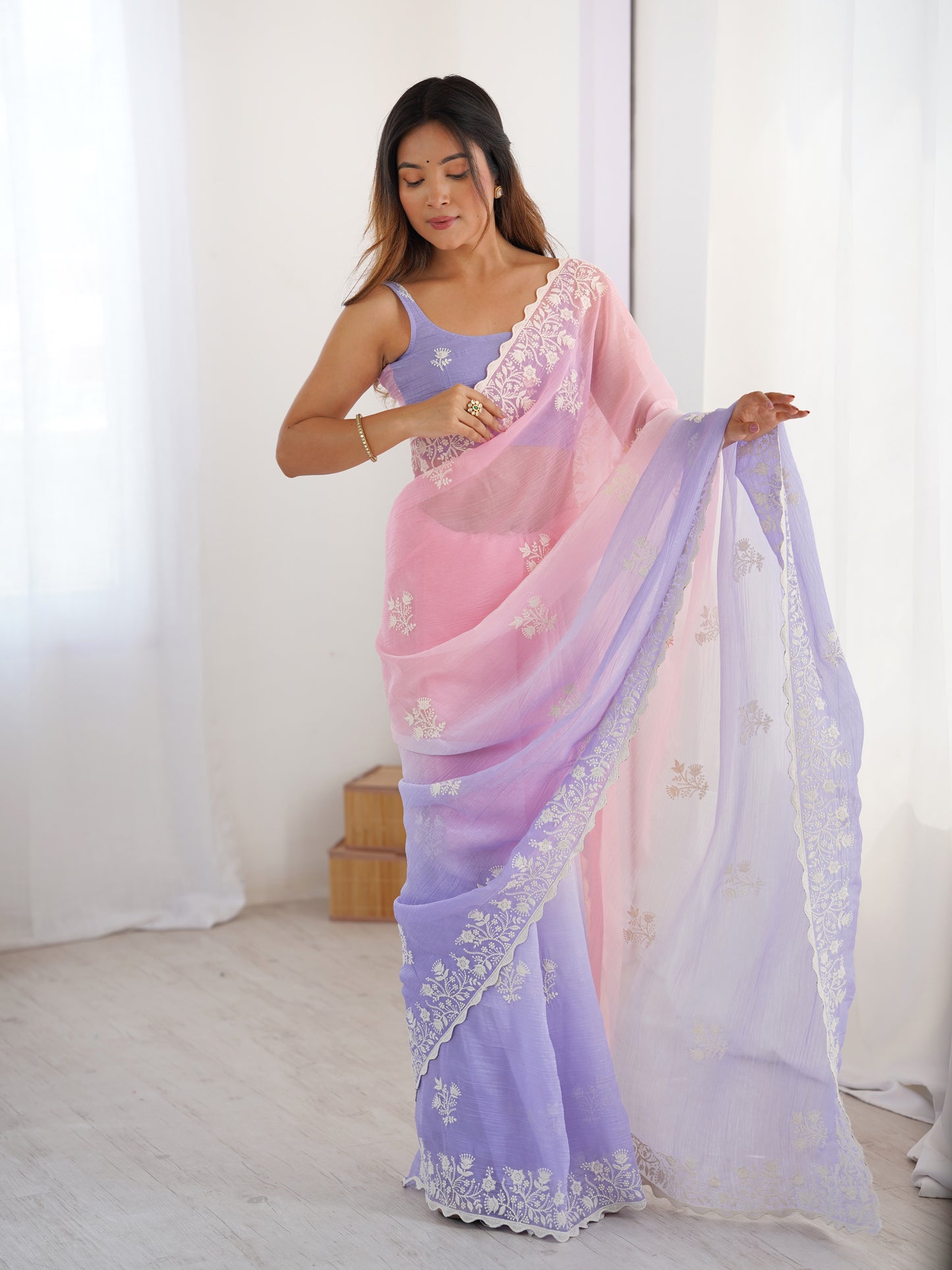 Grüner Glasseiden-Sari mit mehrfarbiger roter Blumenbluse und Digitaldruck, Pailletten- und Fadenstickerei