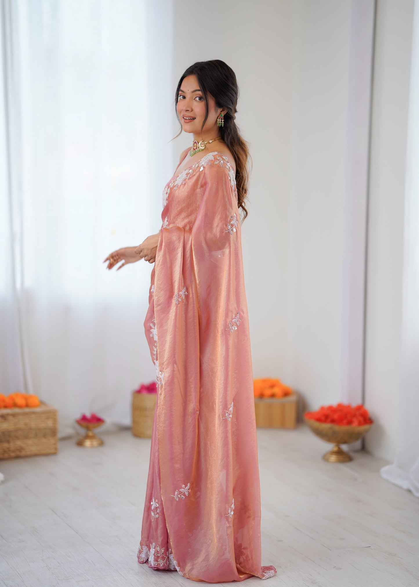 Sari rose or en satin premium brillant orné de perles, sequins et broderies COLLECTION NITA