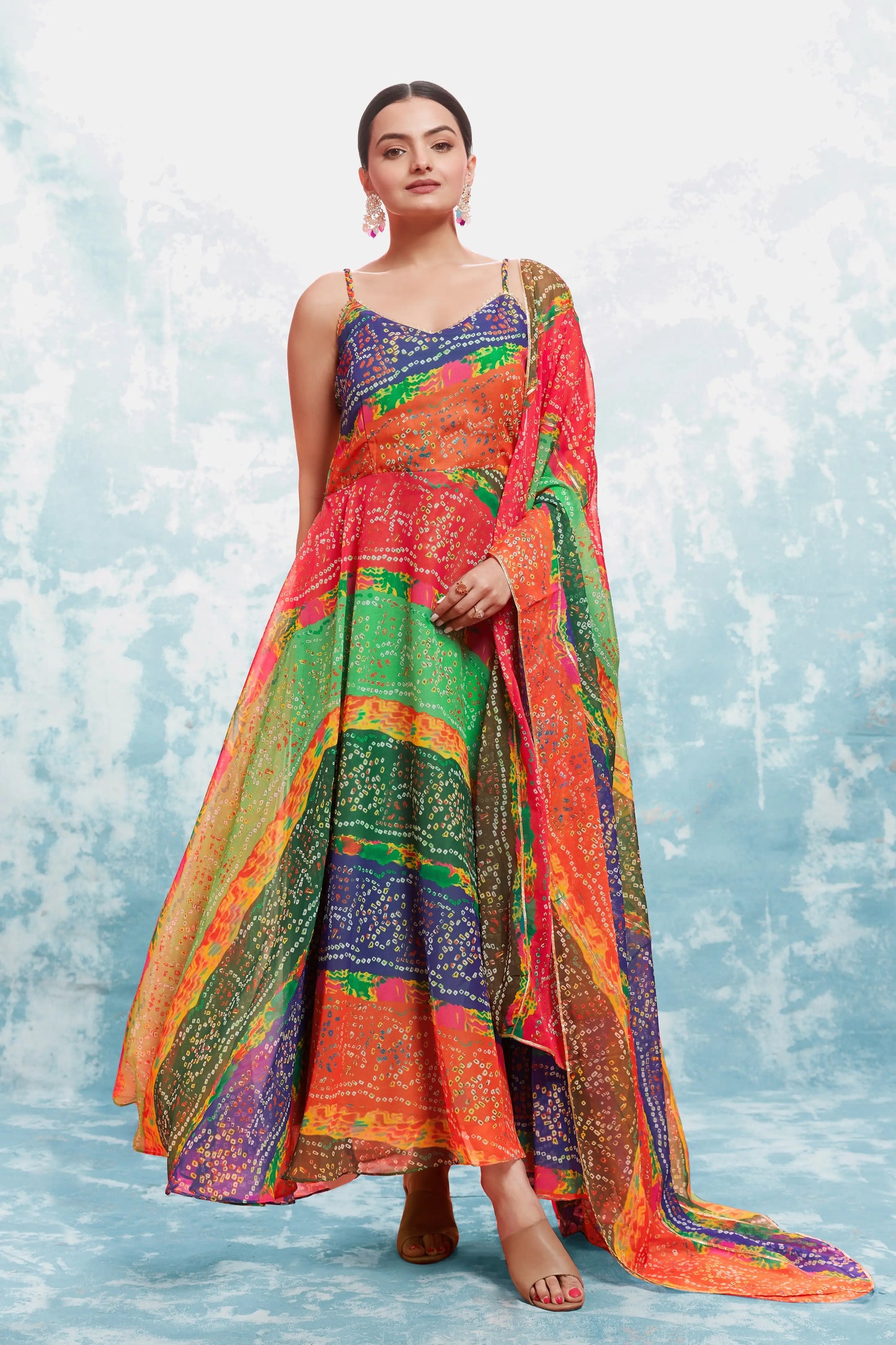 Mehrfarbiges langes Georgette-Kleid mit Bandhani-Print und indisch-westlichem Dupatta
