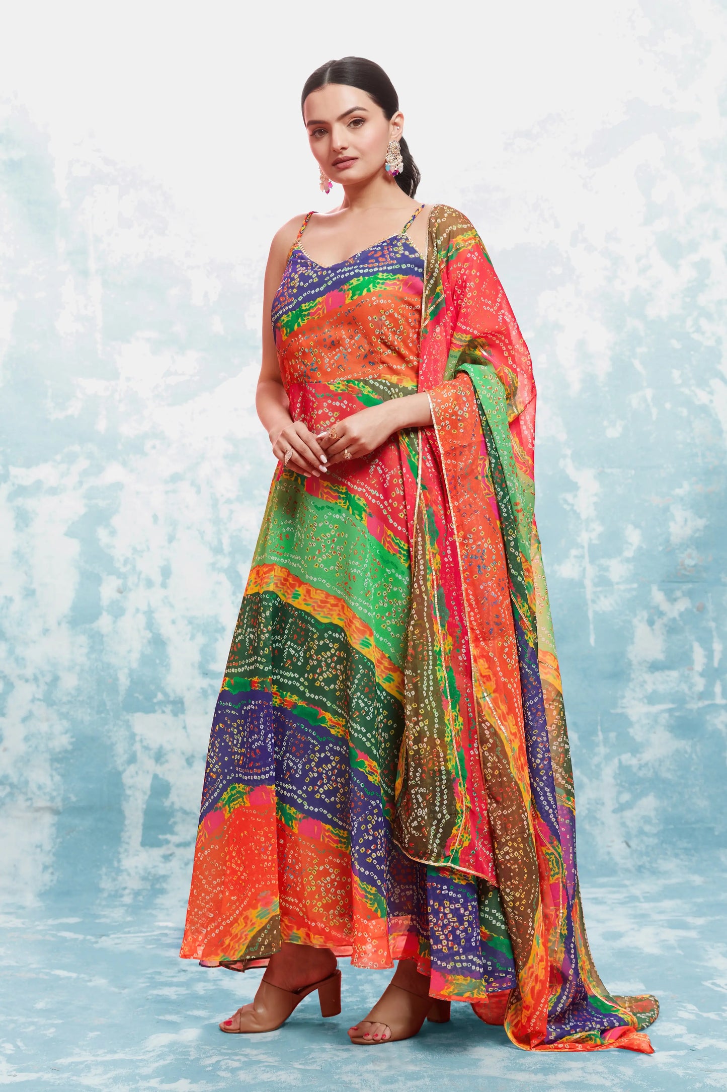 Mehrfarbiges langes Georgette-Kleid mit Bandhani-Print und indisch-westlichem Dupatta