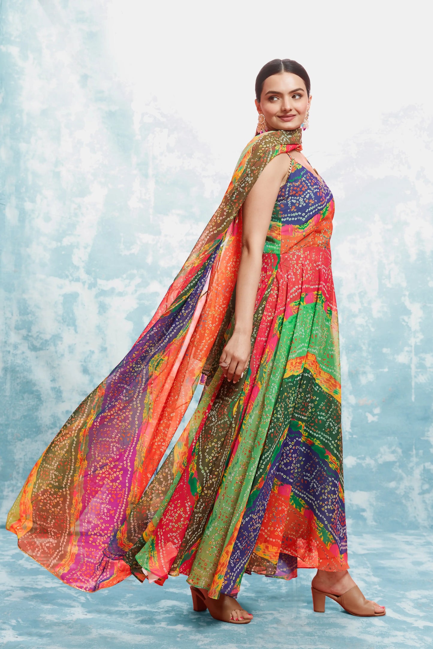 Mehrfarbiges langes Georgette-Kleid mit Bandhani-Print und indisch-westlichem Dupatta