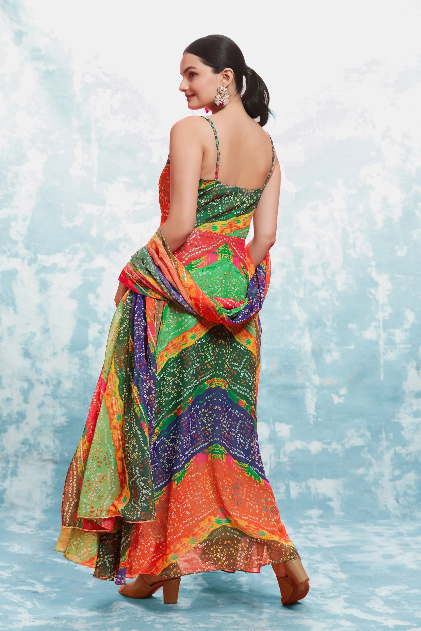 Mehrfarbiges langes Georgette-Kleid mit Bandhani-Print und indisch-westlichem Dupatta