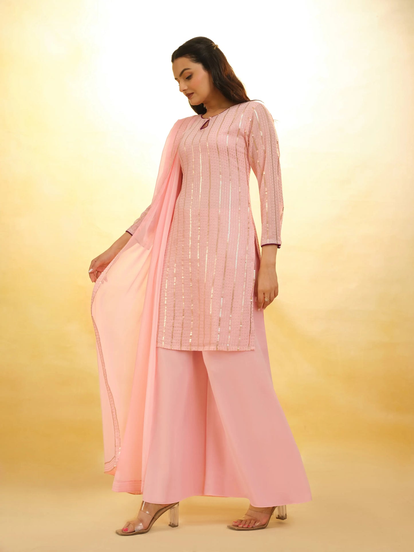 Pfirsichfarbener Georgette-Salwar-Anzug mit Palazzo und Dupatta