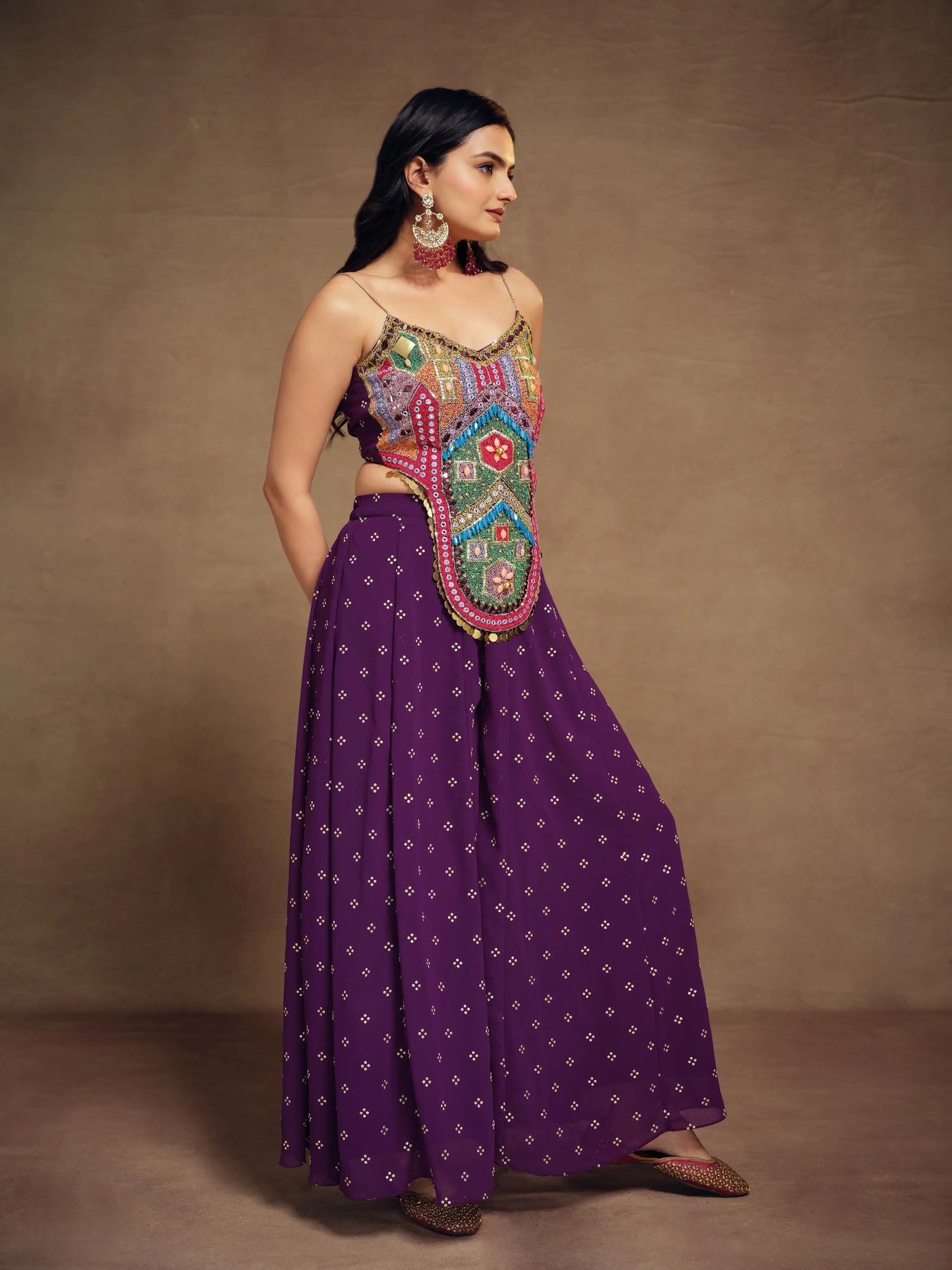 Ensemble coordonné en soie violette clair avec broderie artisanale indo-occidental