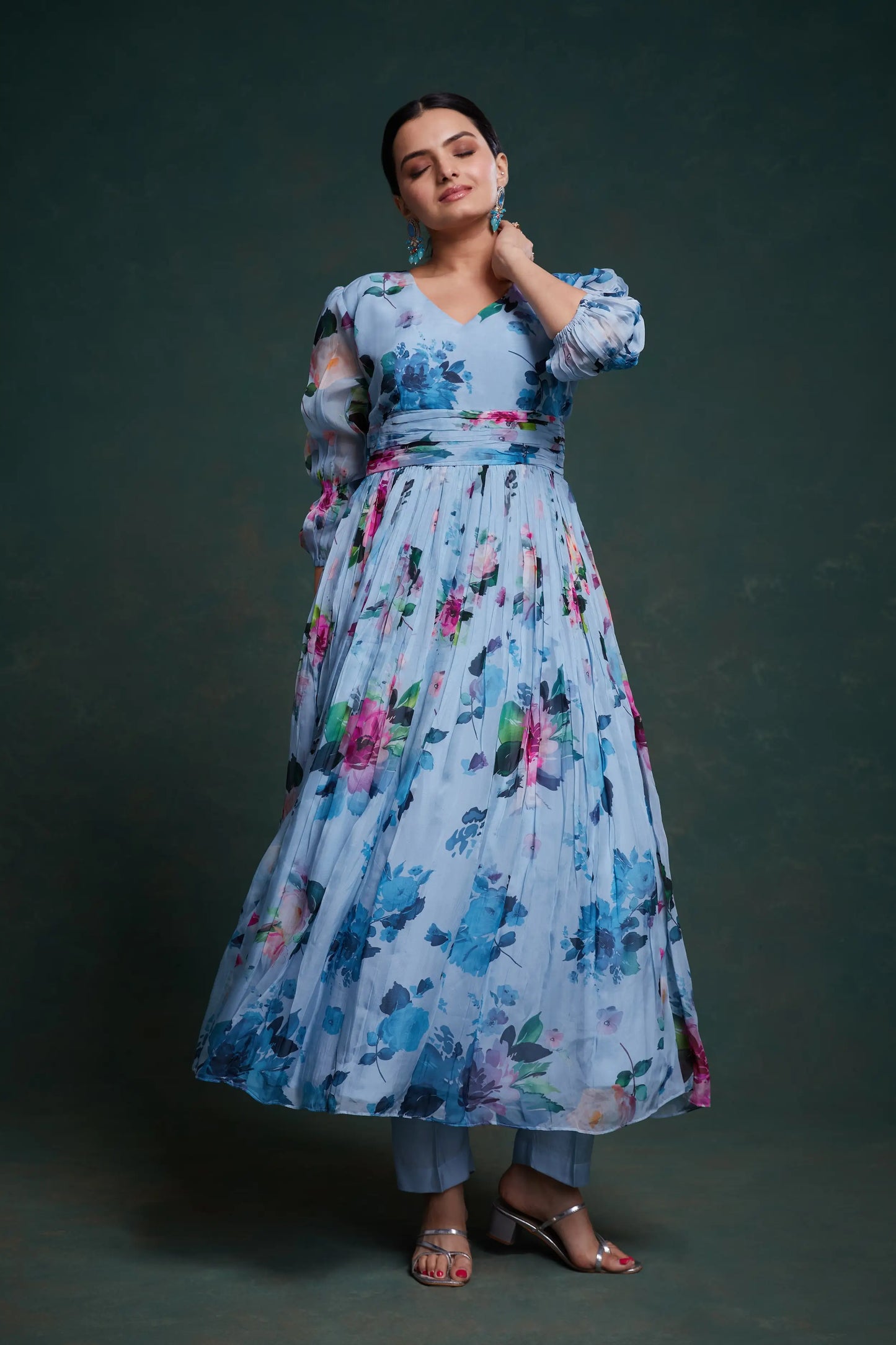 Indo-westlicher Salwar-Anzug aus himmelblauem Organza mit Blumenmuster