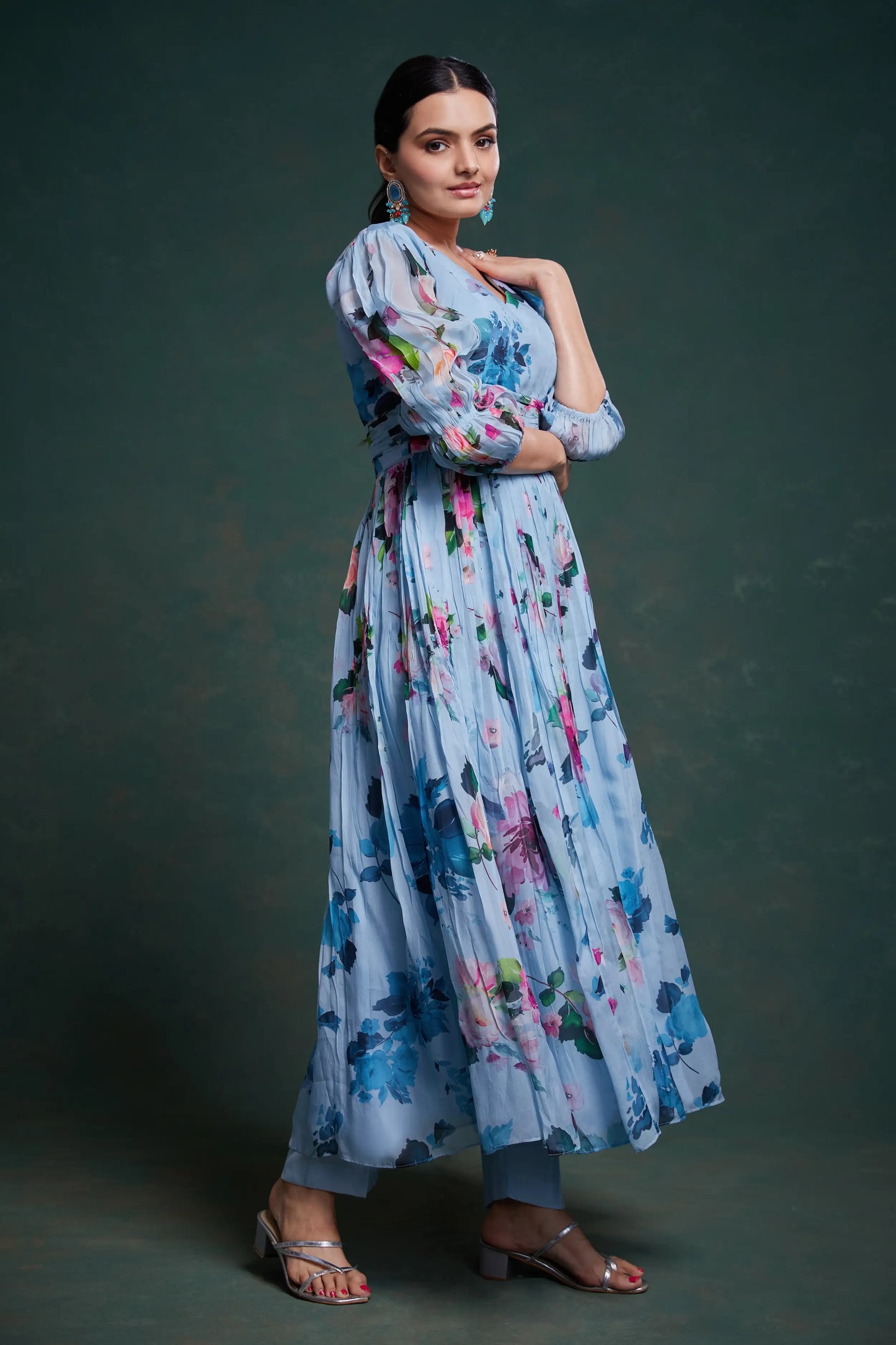 Indo-westlicher Salwar-Anzug aus himmelblauem Organza mit Blumenmuster