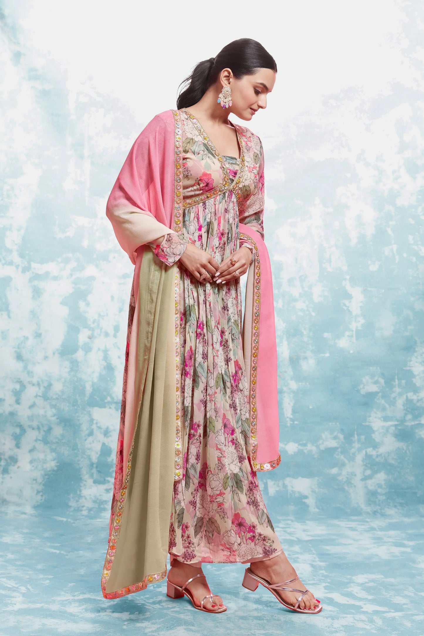 Ensemble salwar imprimé et brodé rose clair