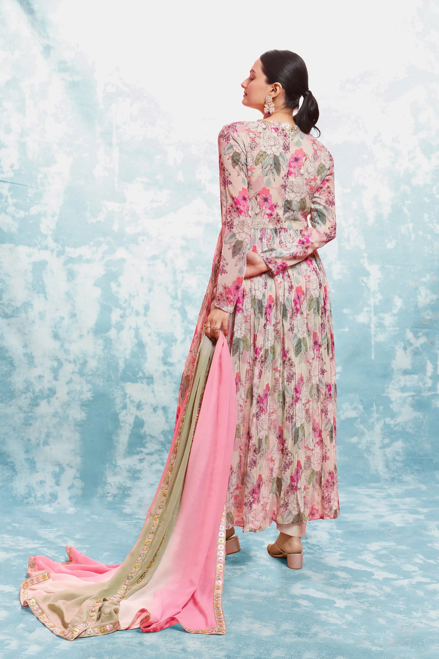 Ensemble salwar imprimé et brodé rose clair