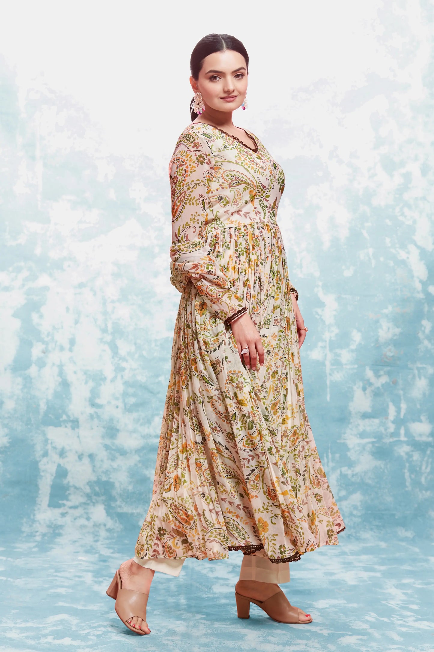 Ensemble salwar imprimé floral beige avec dupatta traditionnel