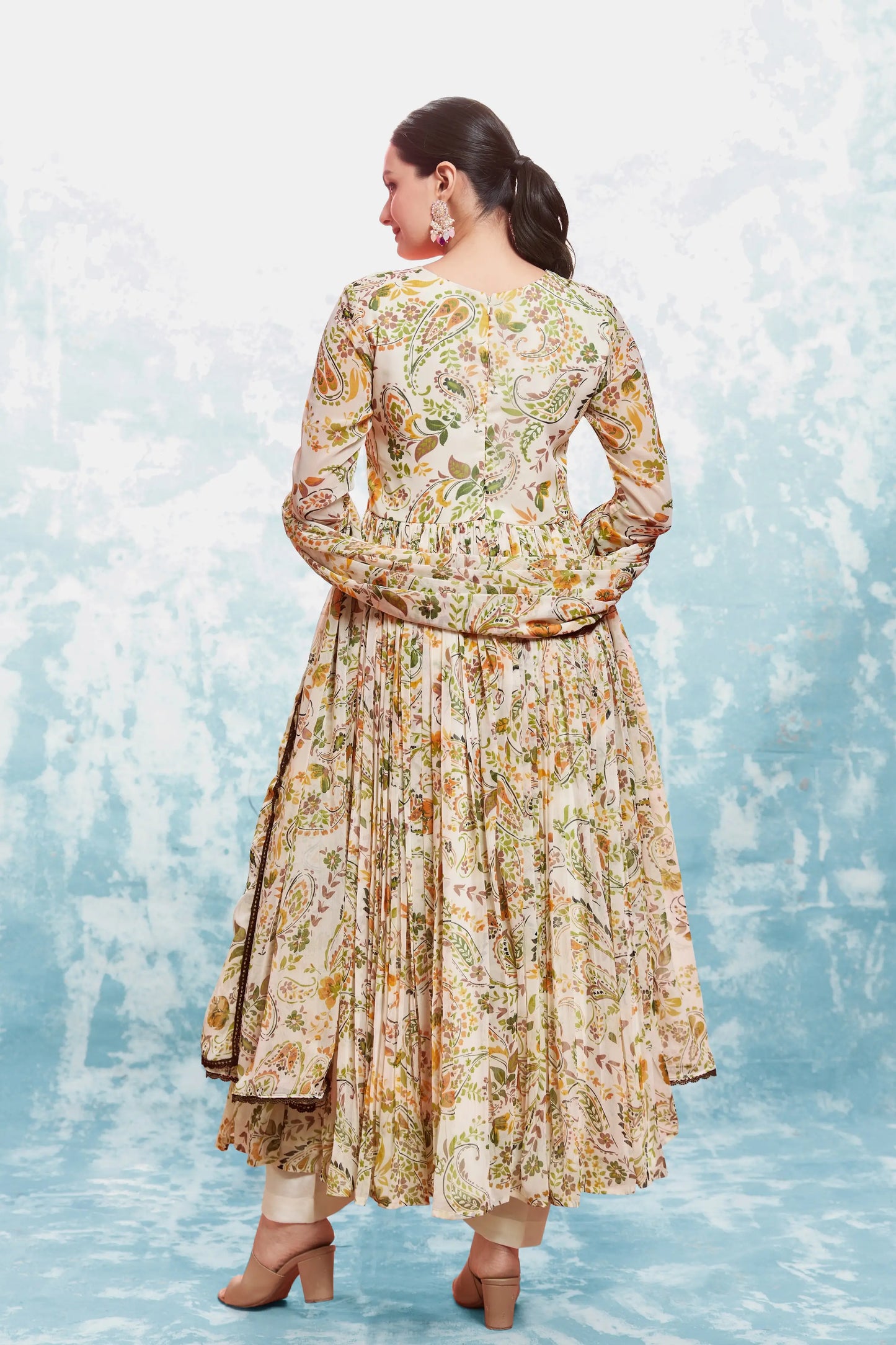Ensemble salwar imprimé floral beige avec dupatta traditionnel