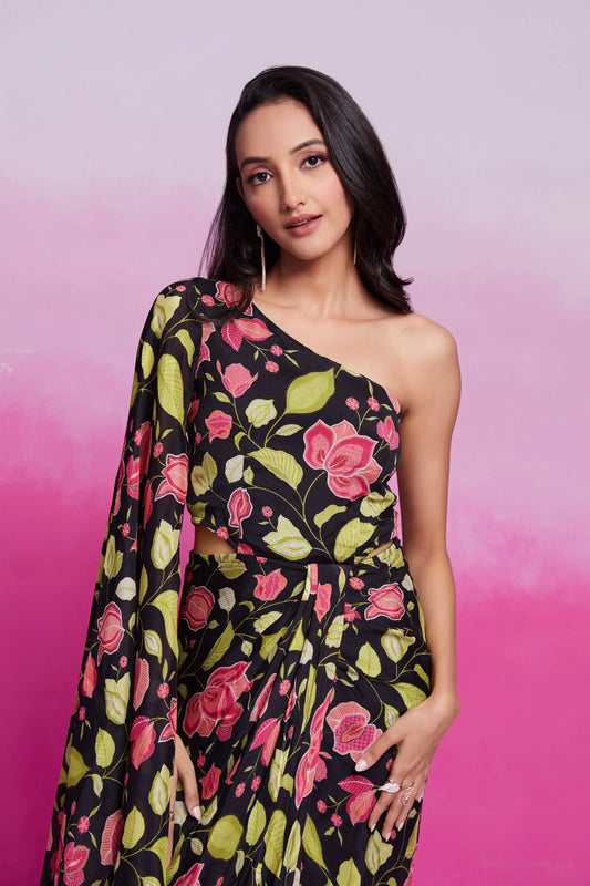 Robe noire coupe asymétrique indo-occidentale avec ouvertures latérales et imprimé floral tendance