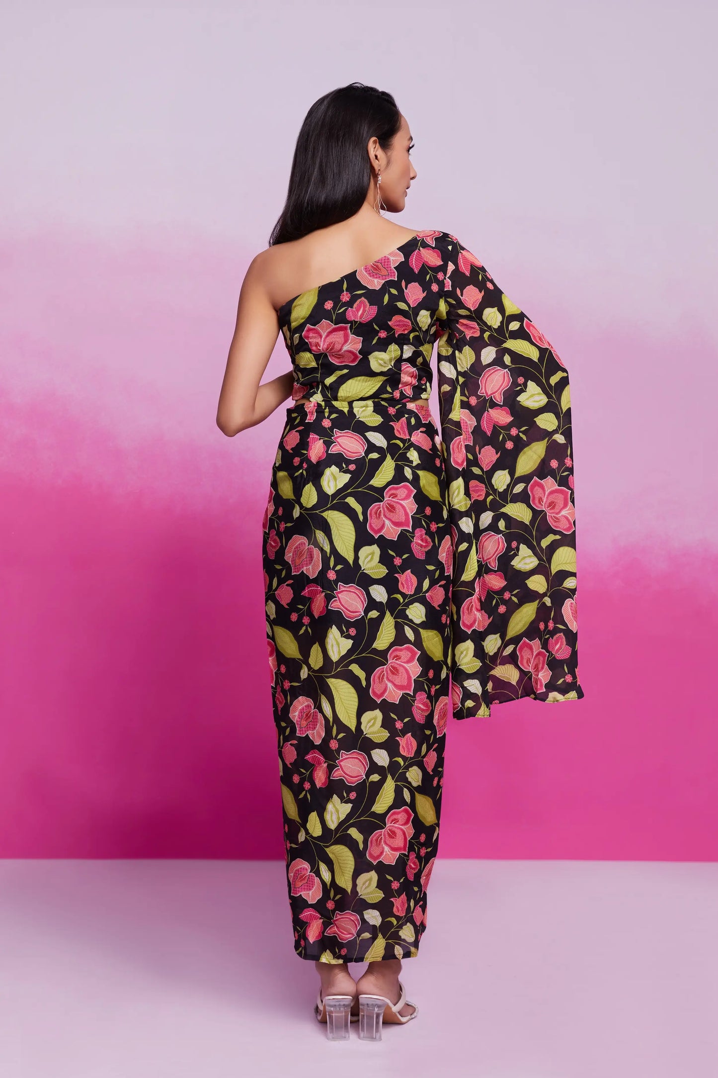 Robe noire coupe asymétrique indo-occidentale avec ouvertures latérales et imprimé floral tendance