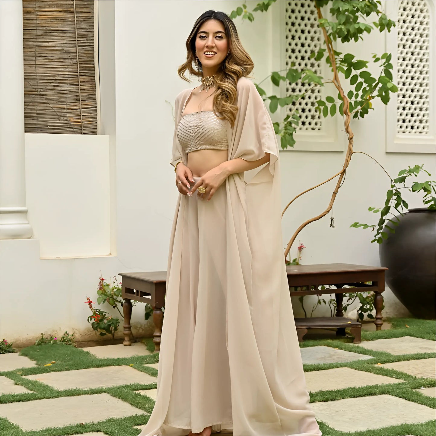 Elegantes beiges Georgette-Set im indo-westlichen Stil mit langem Bolero