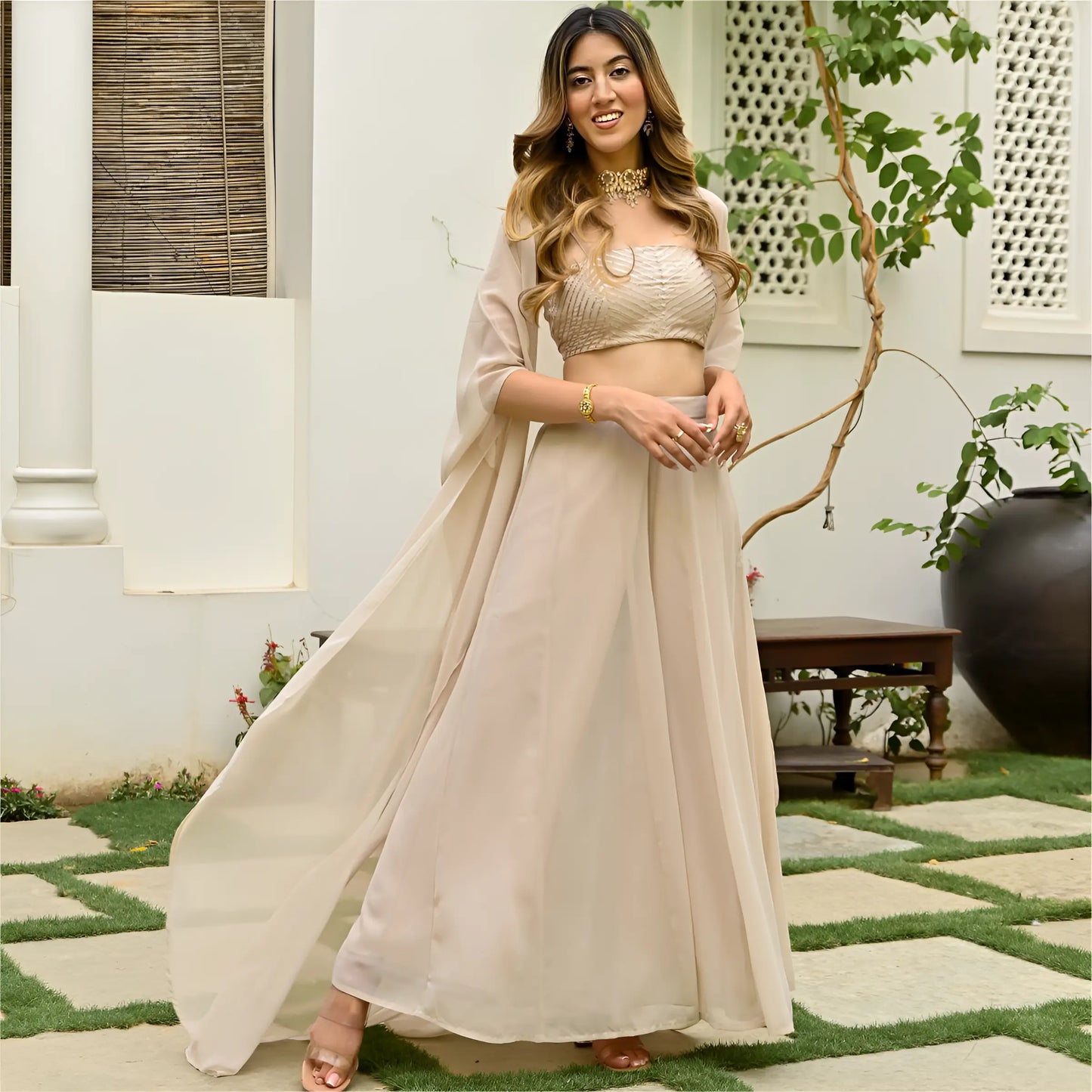 Elegantes beiges Georgette-Set im indo-westlichen Stil mit langem Bolero