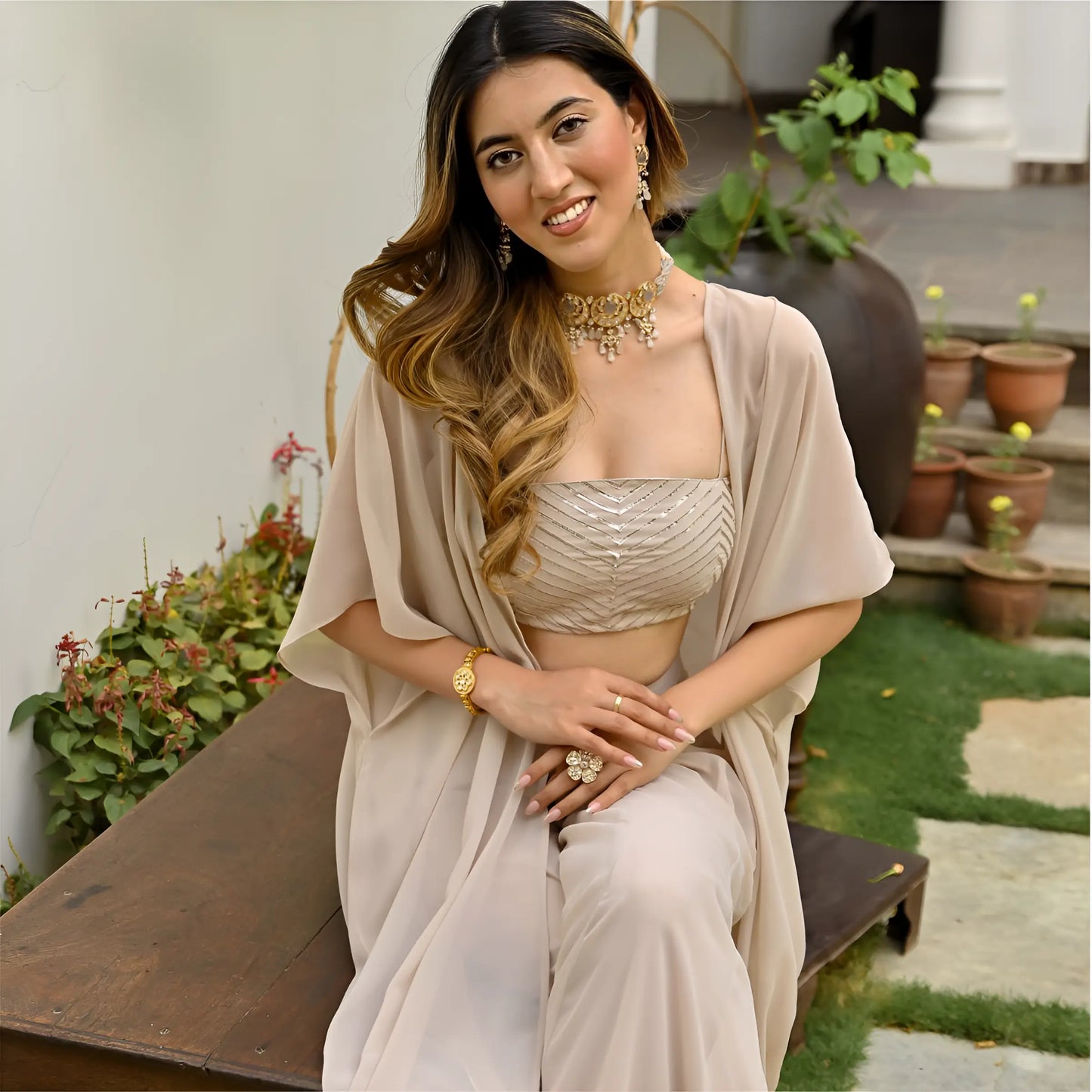 Elegantes beiges Georgette-Set im indo-westlichen Stil mit langem Bolero