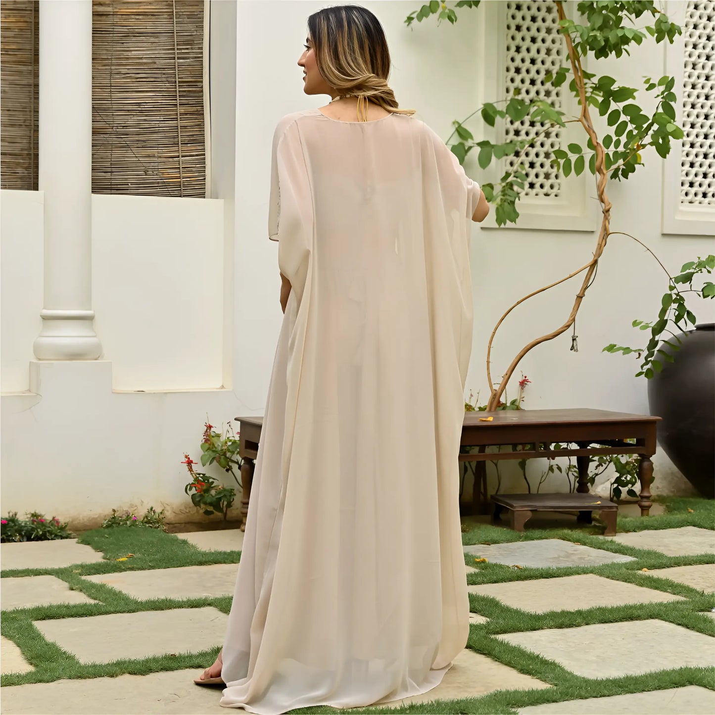 Elegantes beiges Georgette-Set im indo-westlichen Stil mit langem Bolero