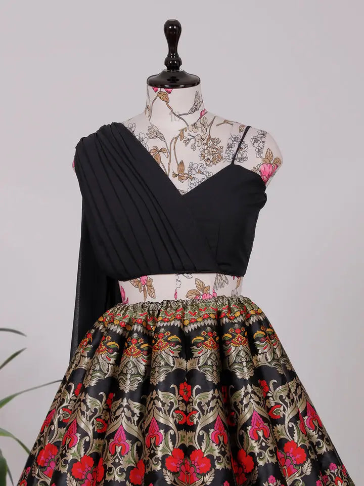 Königlich schwarzes Banarasi-Seiden-Lehenga-Choli mit bauchfreiem Top