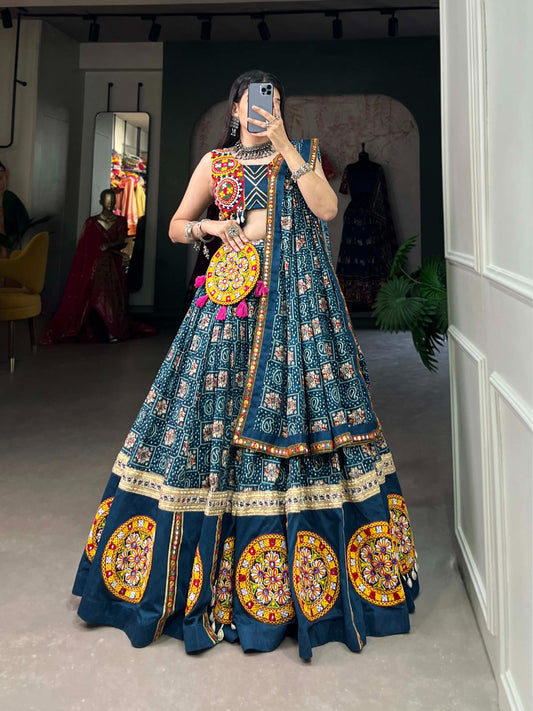 Lehenga Choli de Navratri bleu multicolore en rayon et patchwork avec pochette gamthi
