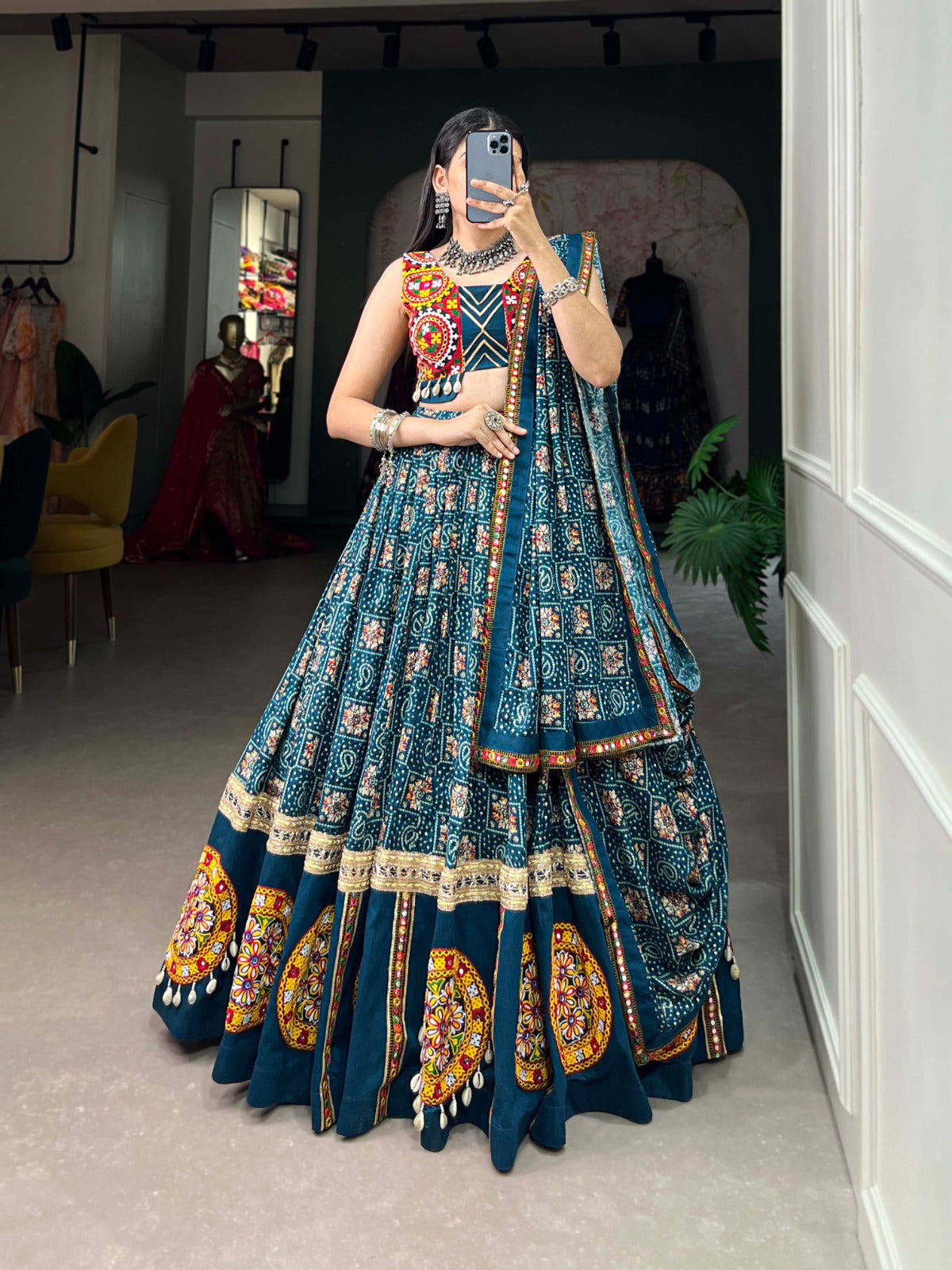 Lehenga Choli de Navratri bleu multicolore en rayon et patchwork avec pochette gamthi