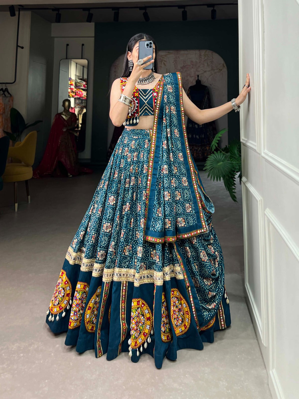 Lehenga Choli de Navratri bleu multicolore en rayon et patchwork avec pochette gamthi